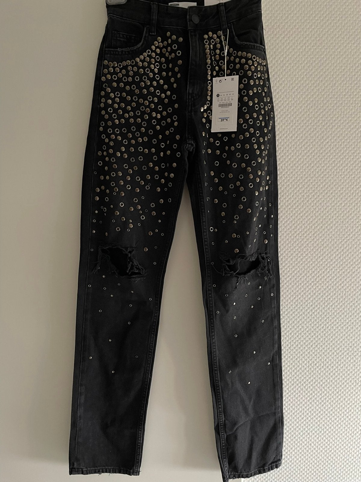 Bershka jeans met studs maat 32. Nieuw, Zwart, Zo goed als nieuw, W27 (confectie 34) of kleiner, Bershka