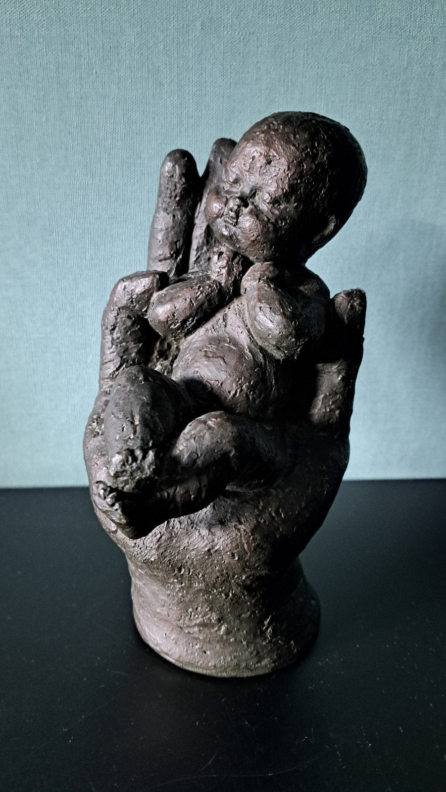 Beeldje van een hand met baby, gesigneerd, Antiek en Kunst, Overige onderwerpen, Minder dan 20 cm, Ophalen of Verzenden, Gemerkt