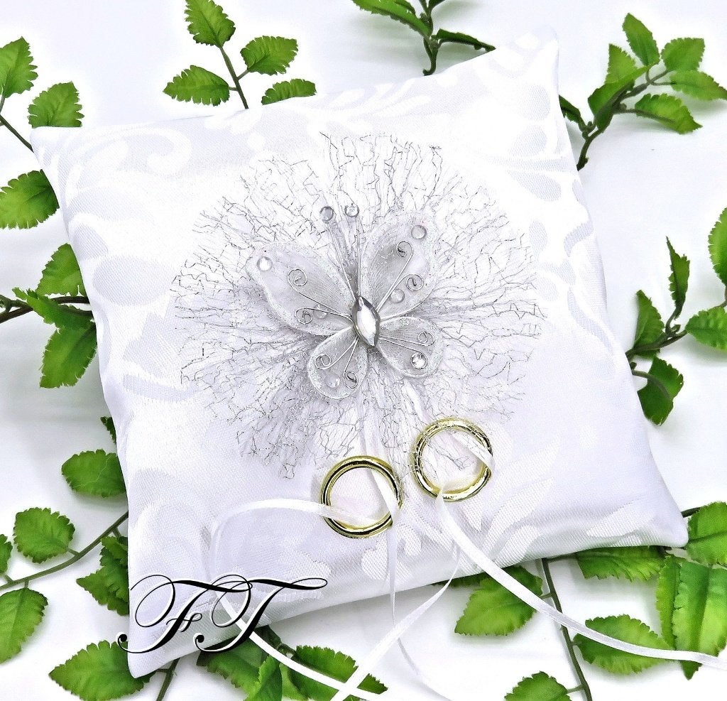 Zeer luxe witte trouw ringkussen met een mooie vlinder., Ophalen of Verzenden, Nieuw, Versiering, Geboorte of Huwelijk