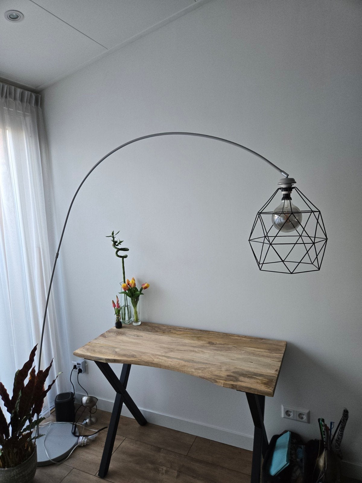 Moderne booglamp met geometrische kap, Ophalen, 200 cm of meer, E27 (groot), Zo goed als nieuw