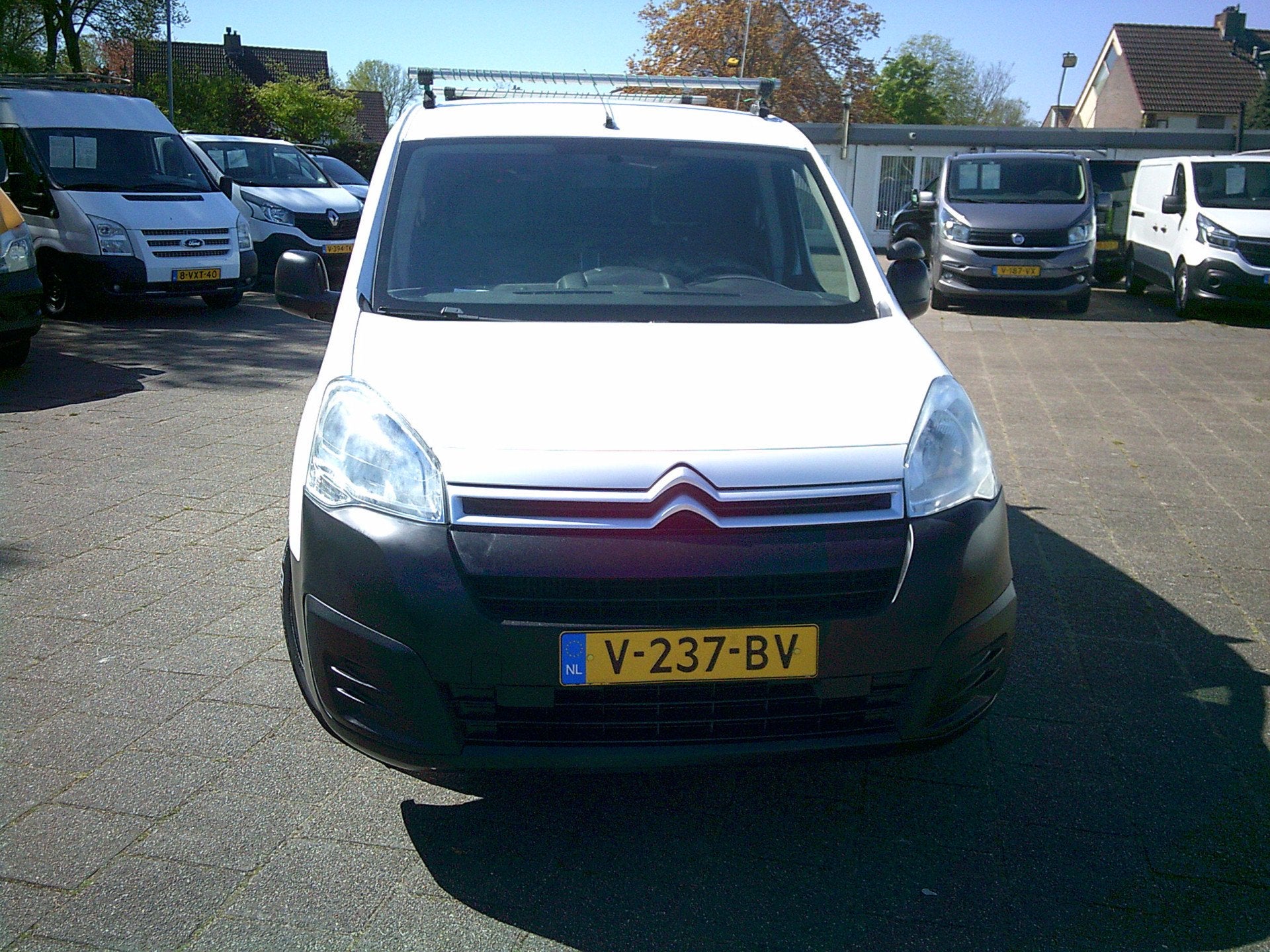 Citroën Berlingo 1.6 BlueHDI 100 Club S&S VOORZIEN VAN AIRC, Voorwielaandrijving, Gebruikt, 4 cilinders, Wit