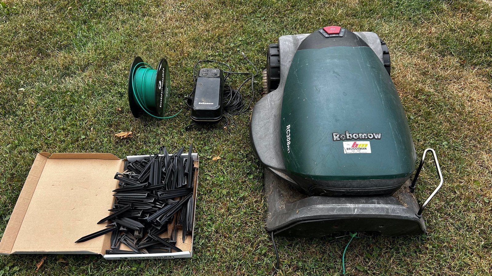 Robomow RC308 robotmaaier met nieuwe accu, Tuin en Terras, Grasmaaiers, Gebruikt, Accu-grasmaaier, Minder dan 30 cm, Cirkelmaaier