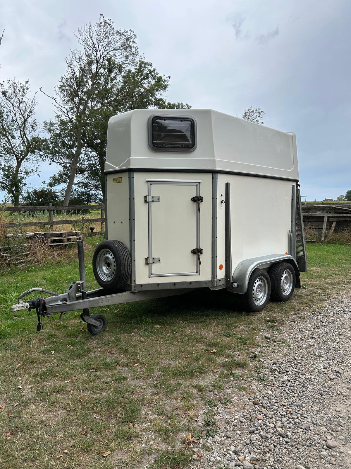 2-paards Titan trailer, Ophalen, Gebruikt, Hout, 2-paards trailer