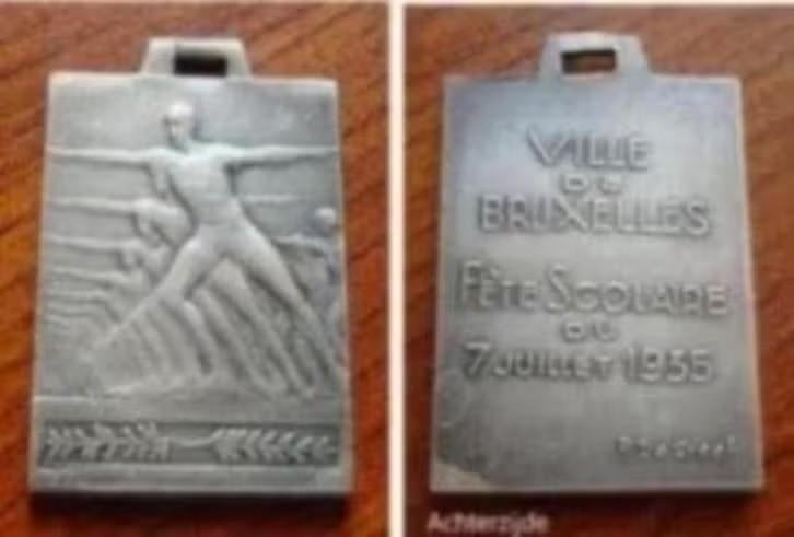 Verzilverde plakkette Schoolfeest Brussel, 1935, Verzenden, Overige materialen, Buitenland