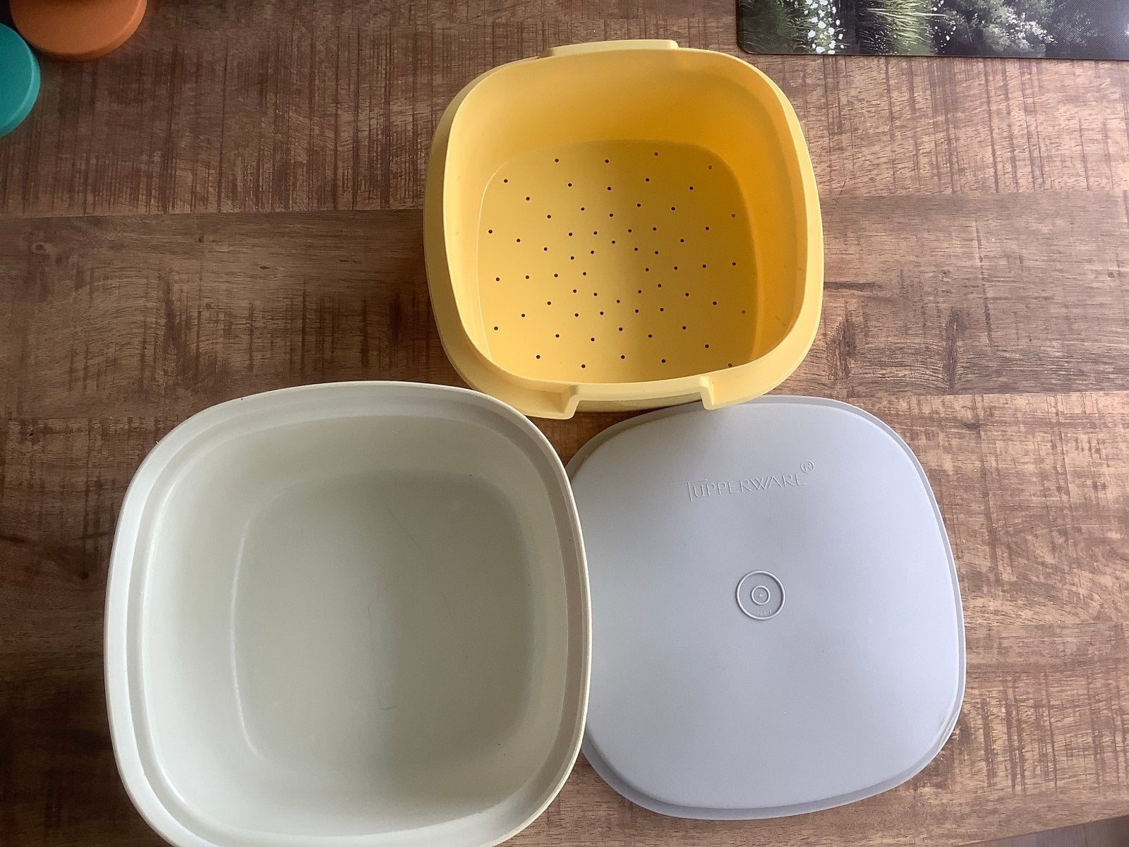 Tupperware  schaal met vergiet en deksel, Gebruikt, Schaal, Geel, Ophalen of Verzenden