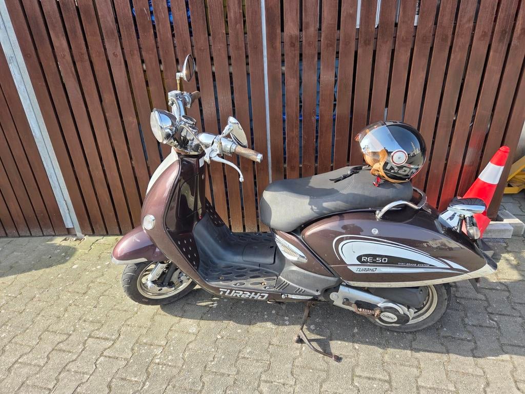 Mooie bruine scooter - Turbho RE-50, Fietsen en Brommers, Scooters | Overige merken, Gebruikt, Maximaal 45 km/u, Turbho, Ophalen of Verzenden