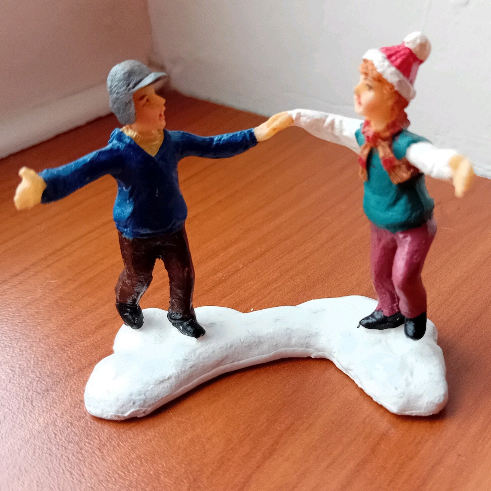 Kerstfiguren dansend stel voor Kerstdorp, Diversen, Ophalen of Verzenden