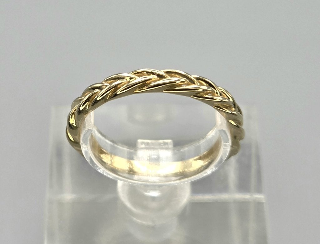 Gouden gevlochten ring. 2026/625, 18 tot 19, ., Nieuw, Ophalen of Verzenden