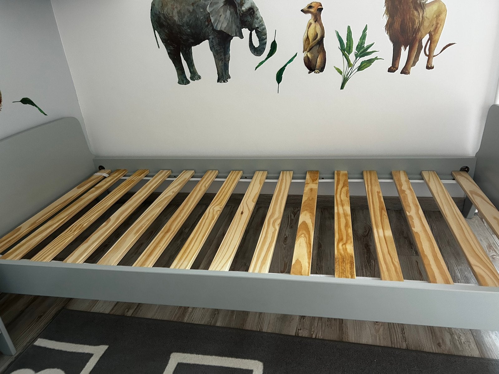 Kinderbed met lattenbodem en nachtkastje, Ophalen, 90 cm, Eenpersoons, Zo goed als nieuw