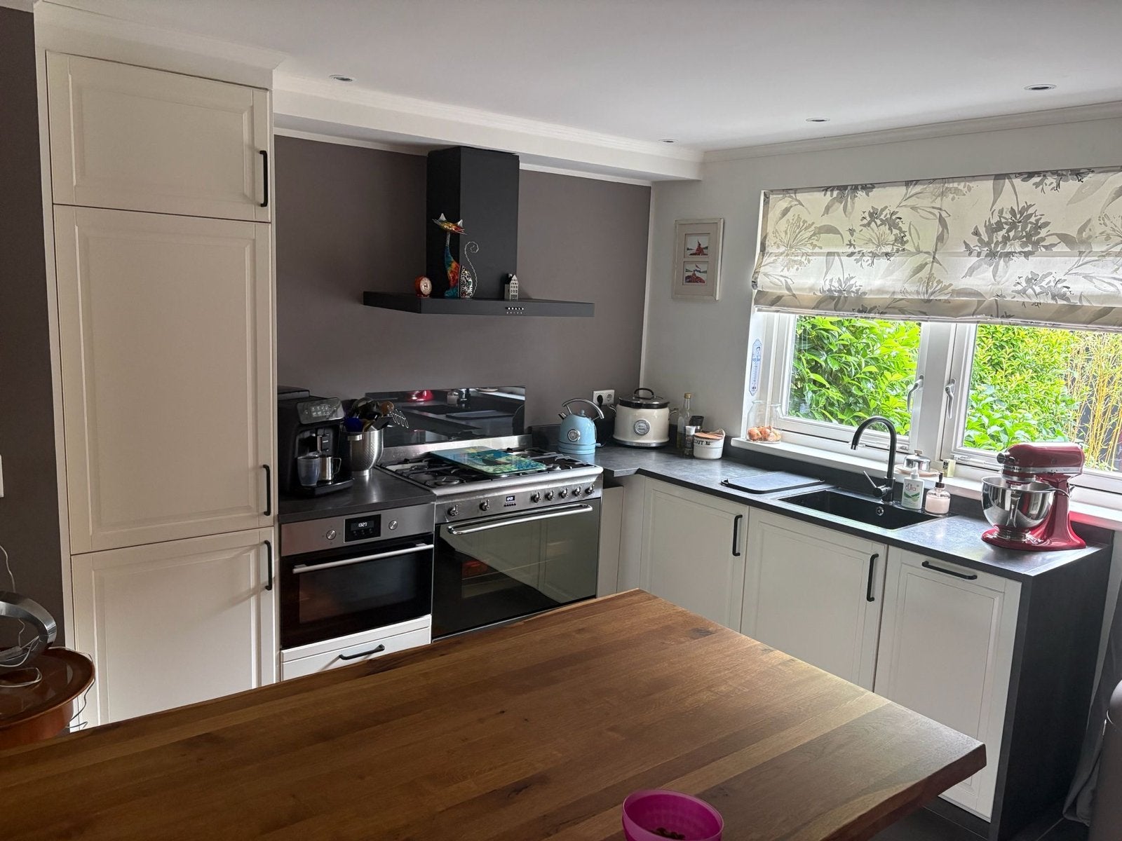 Moderne keuken met kookeiland en inbouwapparatuur, Huis en Inrichting, Keuken | Complete keukens, Gebruikt, Wit, Hoekkeuken, Ophalen of Verzenden
