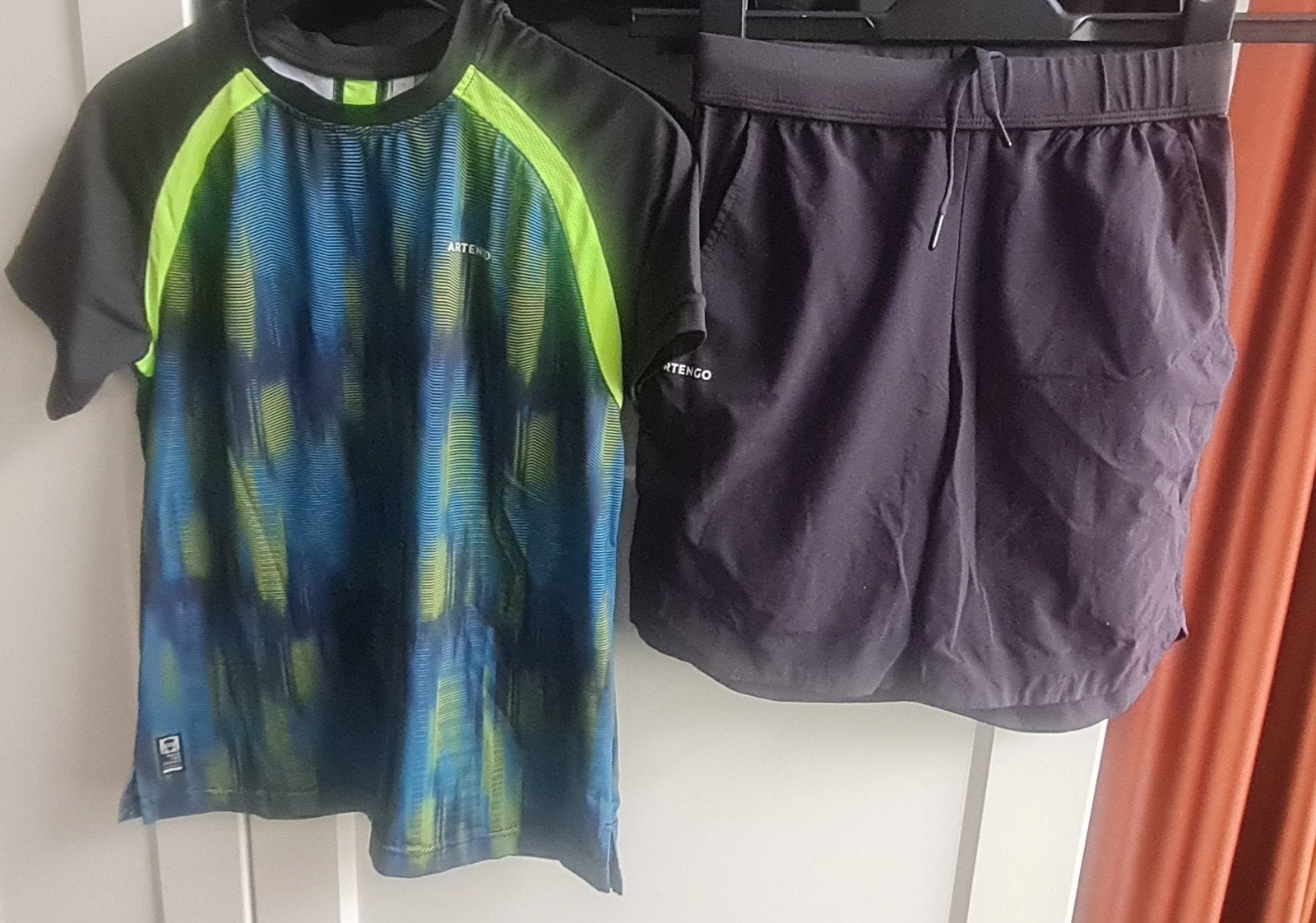 Mooie set sportkleding / tennis maat 122/128, Sport- of Zwemkleding, Ophalen of Verzenden, Zo goed als nieuw, Jongen