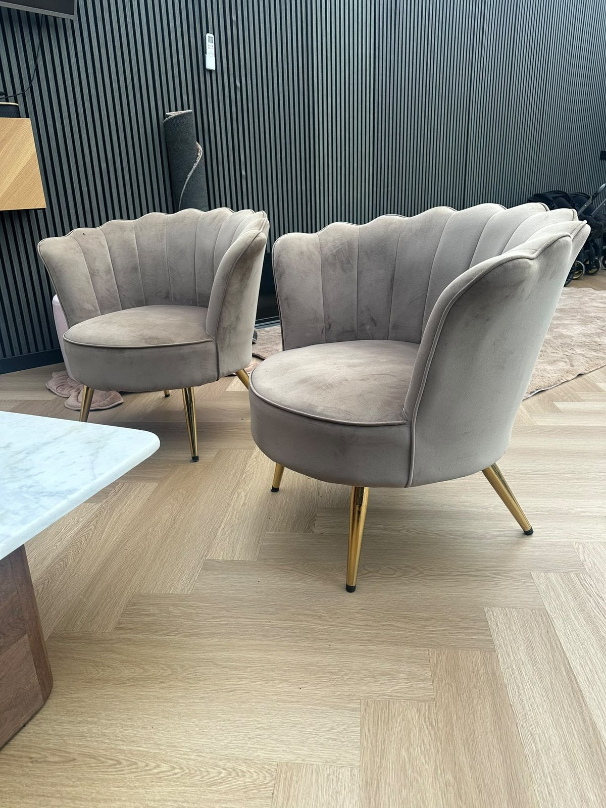 2x fluweel stof schelpen stoelen gouden poten, Ophalen, 75 tot 100 cm, Schelpen, Zo goed als nieuw