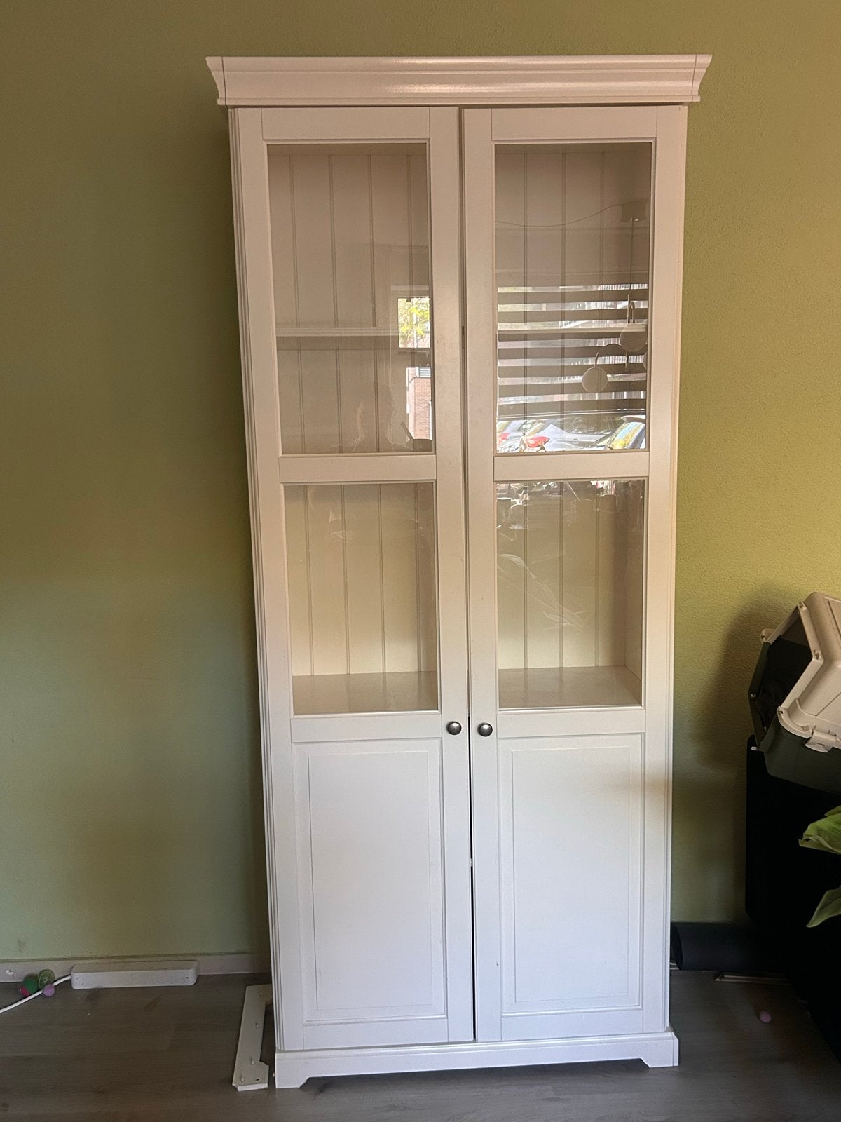 Mooie witte IKEA kast met glazen deuren