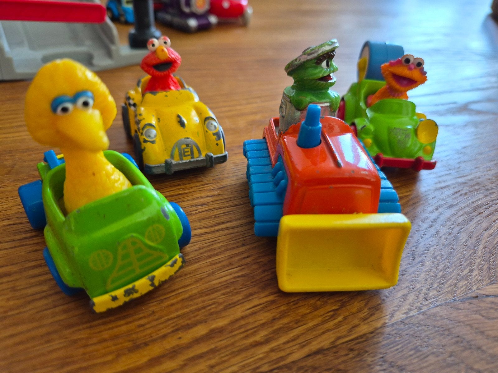 Sesamstraat speelauto's - Elmo, Pino, Oscar, Koekiemonste, Kinderen en Baby's, Speelgoed | Speelgoedvoertuigen, Ophalen of Verzenden