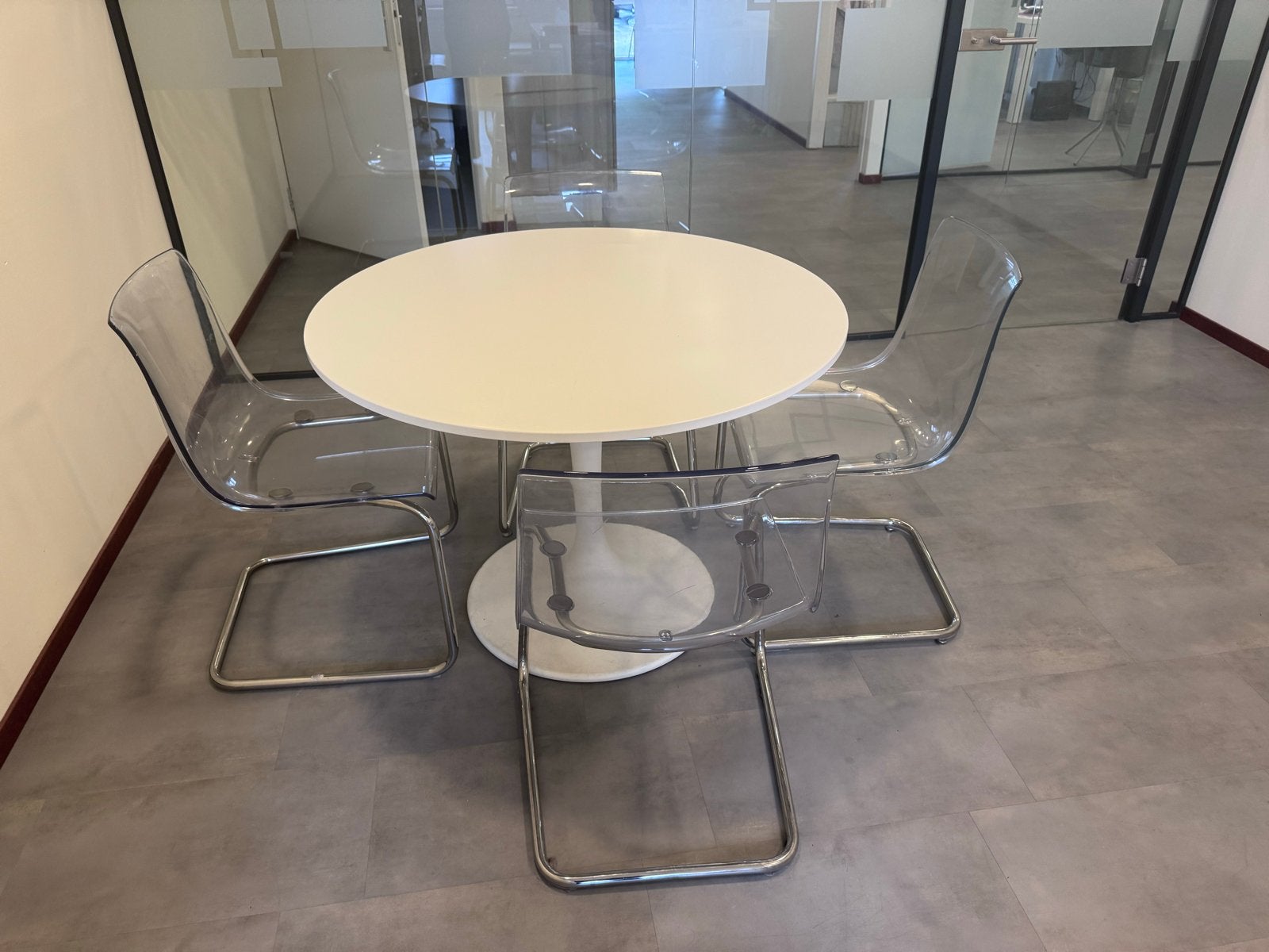 Ronde tafel met 4 transparante stoelen Ikea, Huis en Inrichting, Tafels | Eettafels, Ophalen, Kunststof, Gebruikt, Rond
