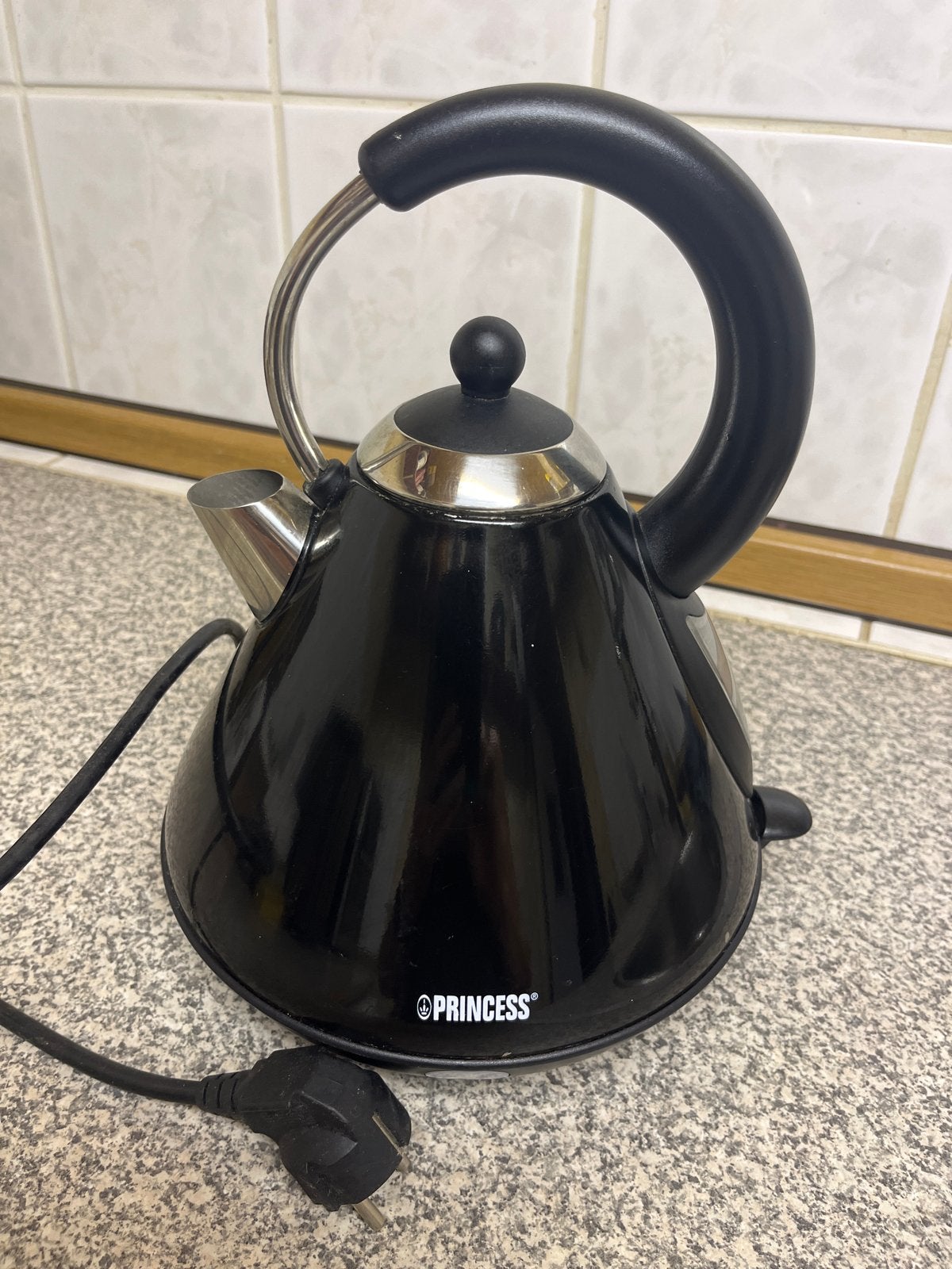 Princess Piramide Waterkoker Zwart 1.7L 2400W, 1 tot 2 liter, Ophalen of Verzenden, Gebruikt, Draadloos