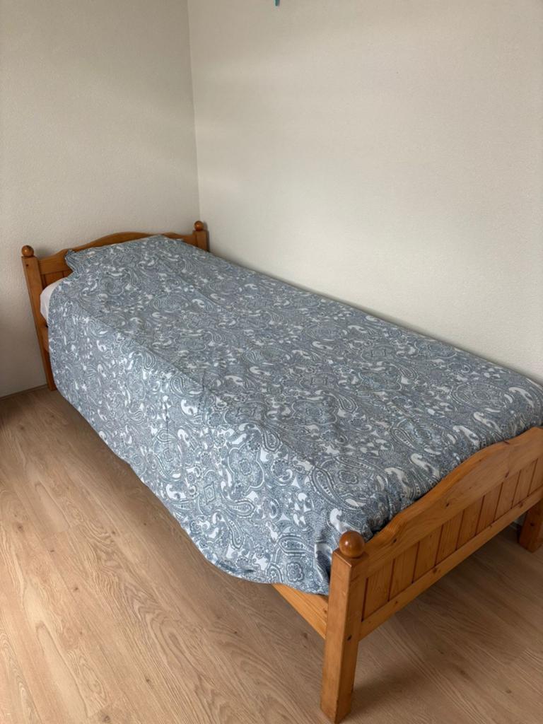 Bed van hout, 90 cm, Eenpersoons, Ophalen of Verzenden, Zo goed als nieuw