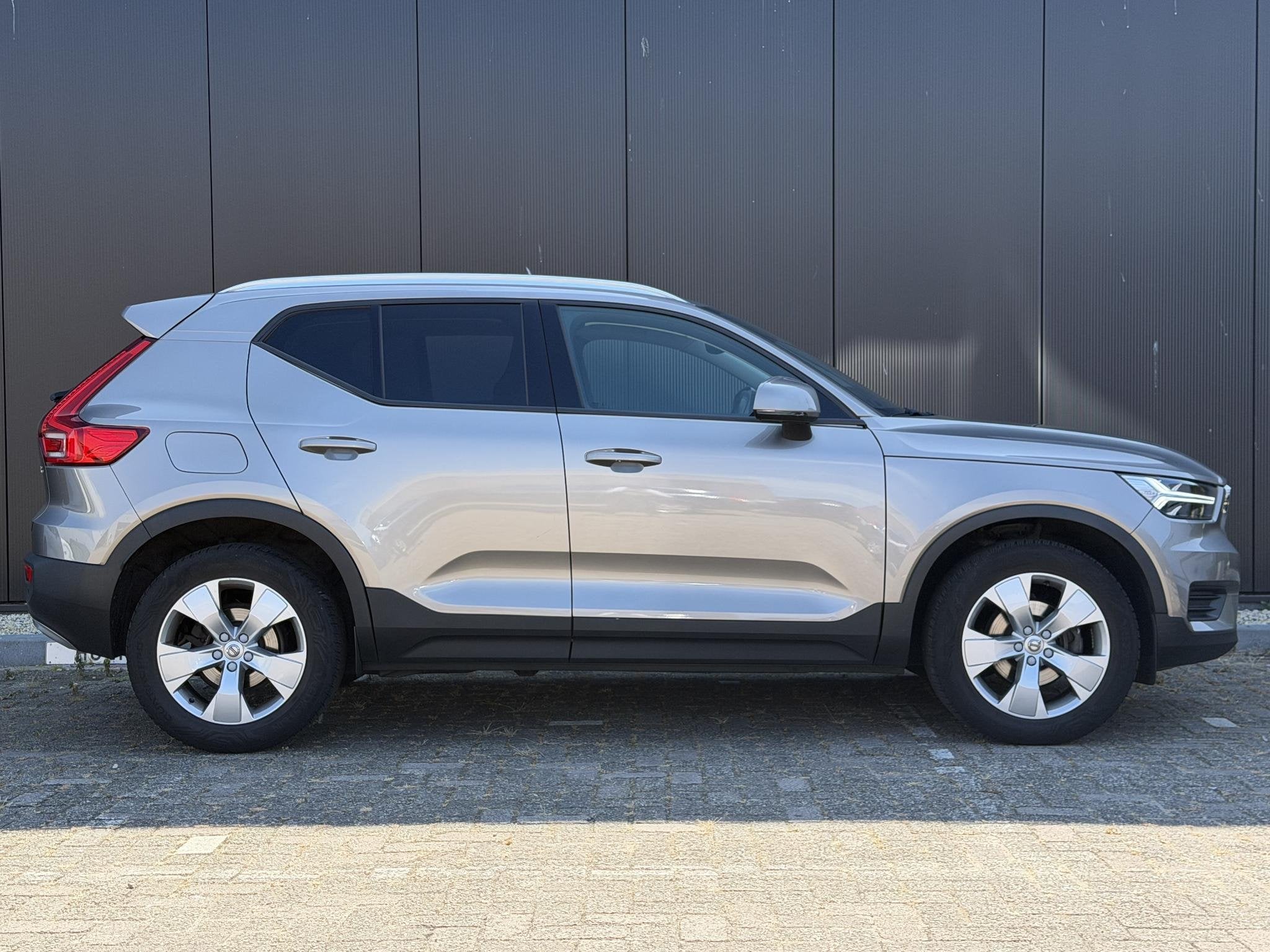 Volvo XC40 1.5 T3 Momentum Pro Panorama dak / Elek. kofferba, Auto's, Volvo, Gebruikt, Euro 6, Leder en Stof, 163 pk