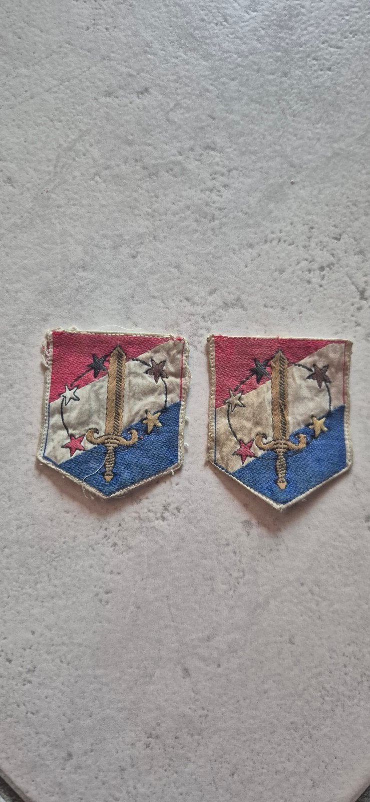 Zeldzame emblemen Nederlandse troepenmacht Suriname (TRIS), Verzamelen, Ophalen of Verzenden, Landmacht, Nederland, Embleem of Badge