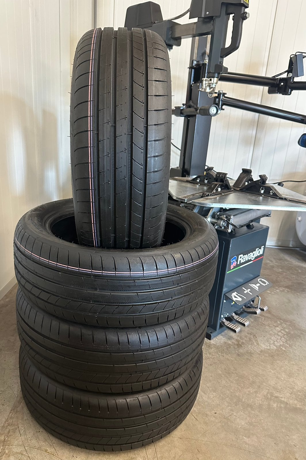 Set Goodyear 215 50 18 Zomerbanden Inclusief Montage