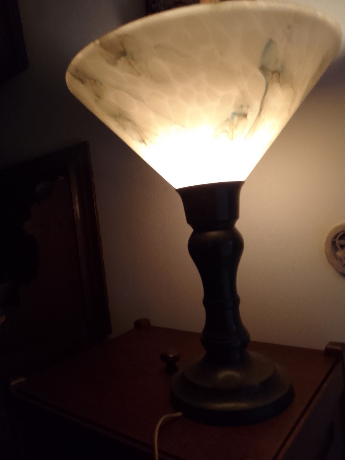 Schemerlamp met bronskleurige voet en glazen kap, Ophalen of Verzenden