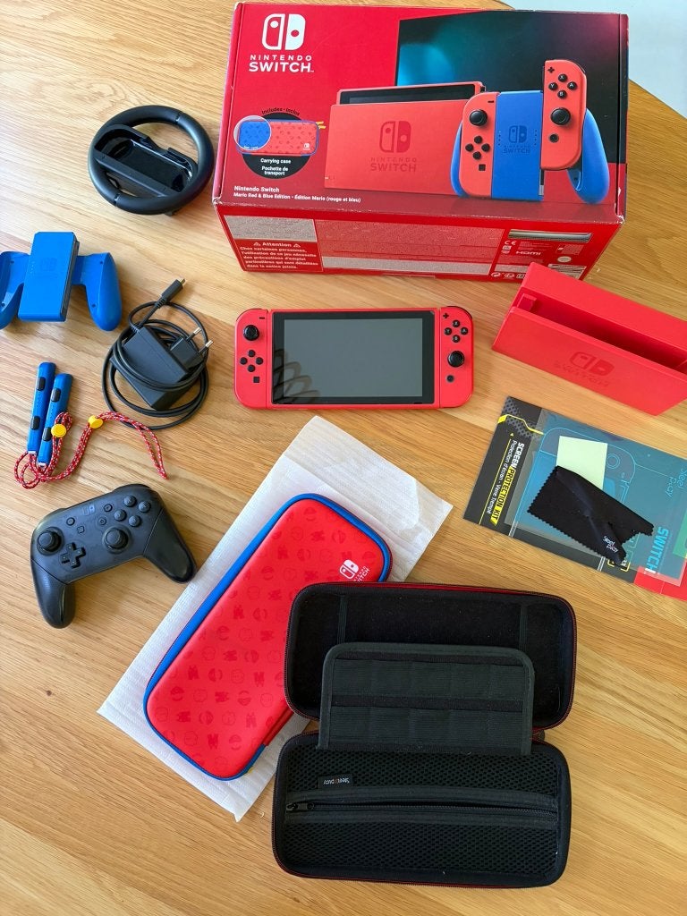 Nintendo Switch Mario Red & Blue Editie + extra toebehoren, Spelcomputers en Games, Ophalen, Zo goed als nieuw, Met 2 controllers