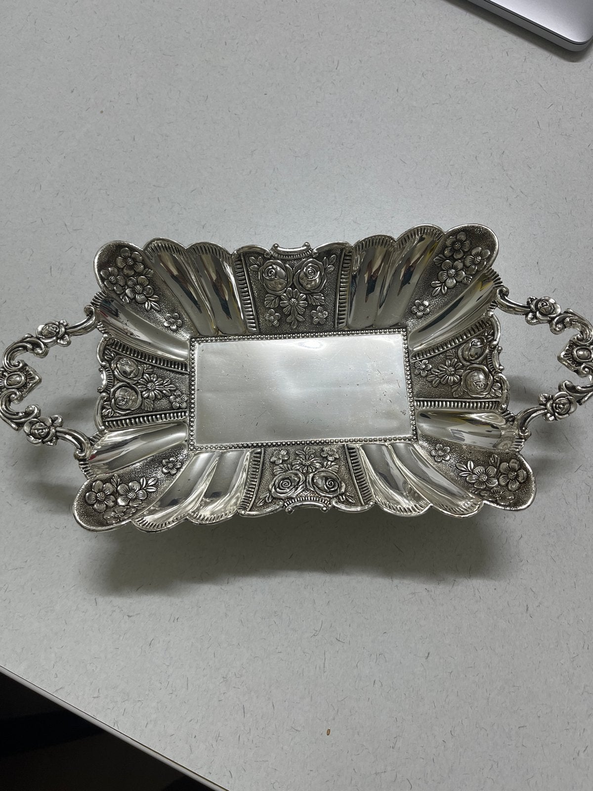 zilverkleurige dienblad met bloemmotieven, Huis en Inrichting, Woonaccessoires | Schalen en Manden, Ophalen of Verzenden, Rechthoekig