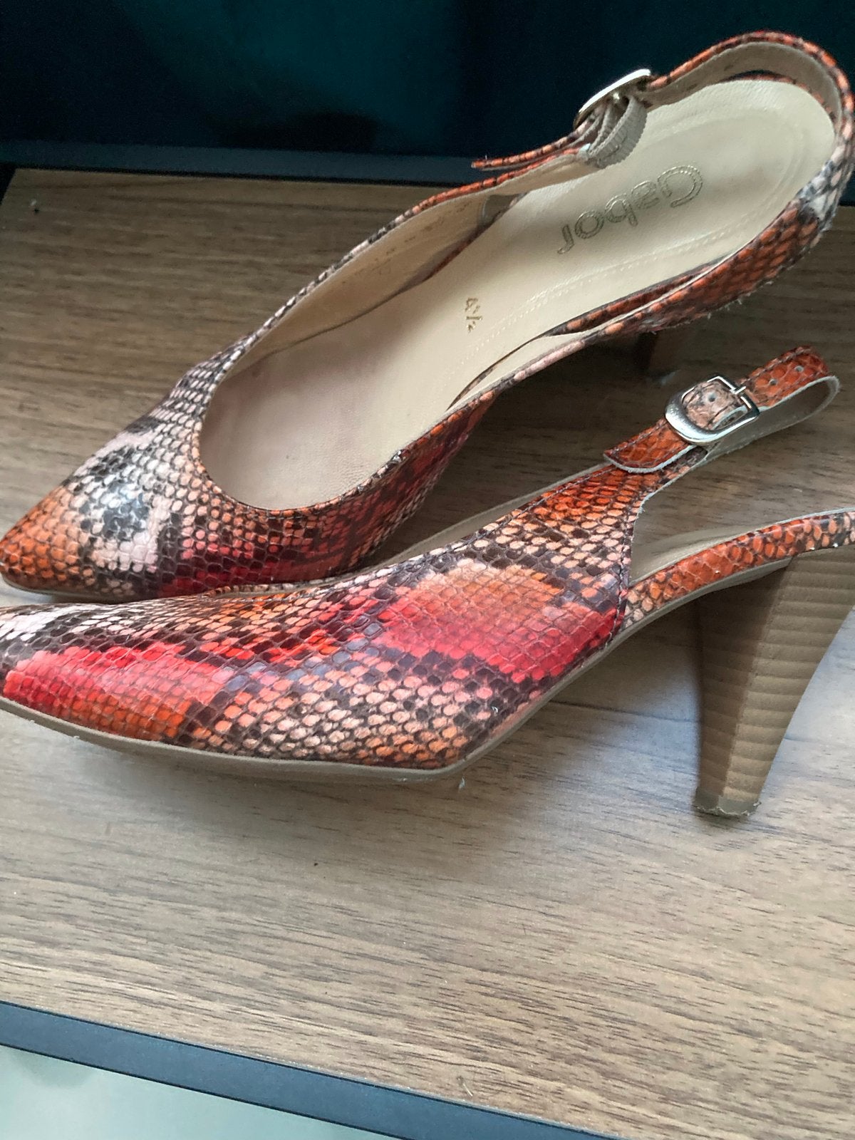 Gabor pumps met slangenprint - Zo goed als nieuw, Kleding | Dames, Schoenen, Ophalen of Verzenden, Zo goed als nieuw, Rood, Pumps