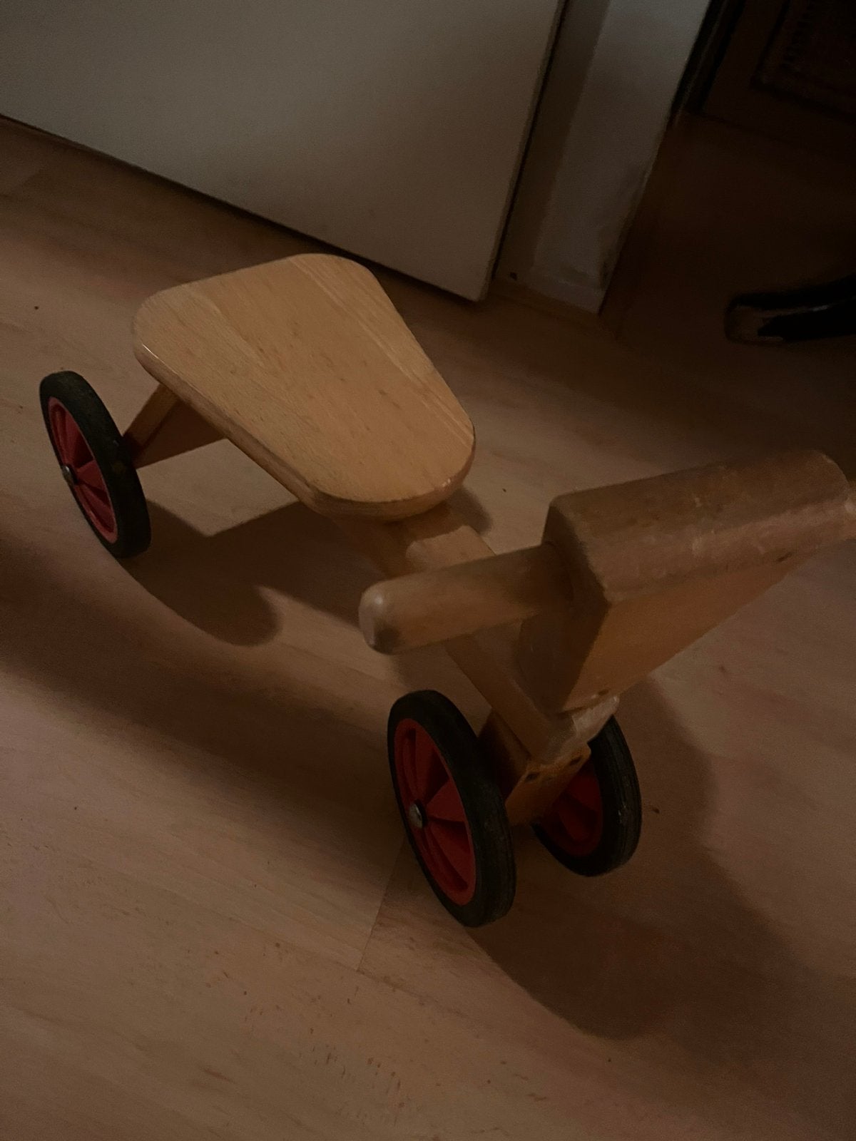 Oerdegelijke houten loopfiets / vierwieler (Stala Eindhoven)