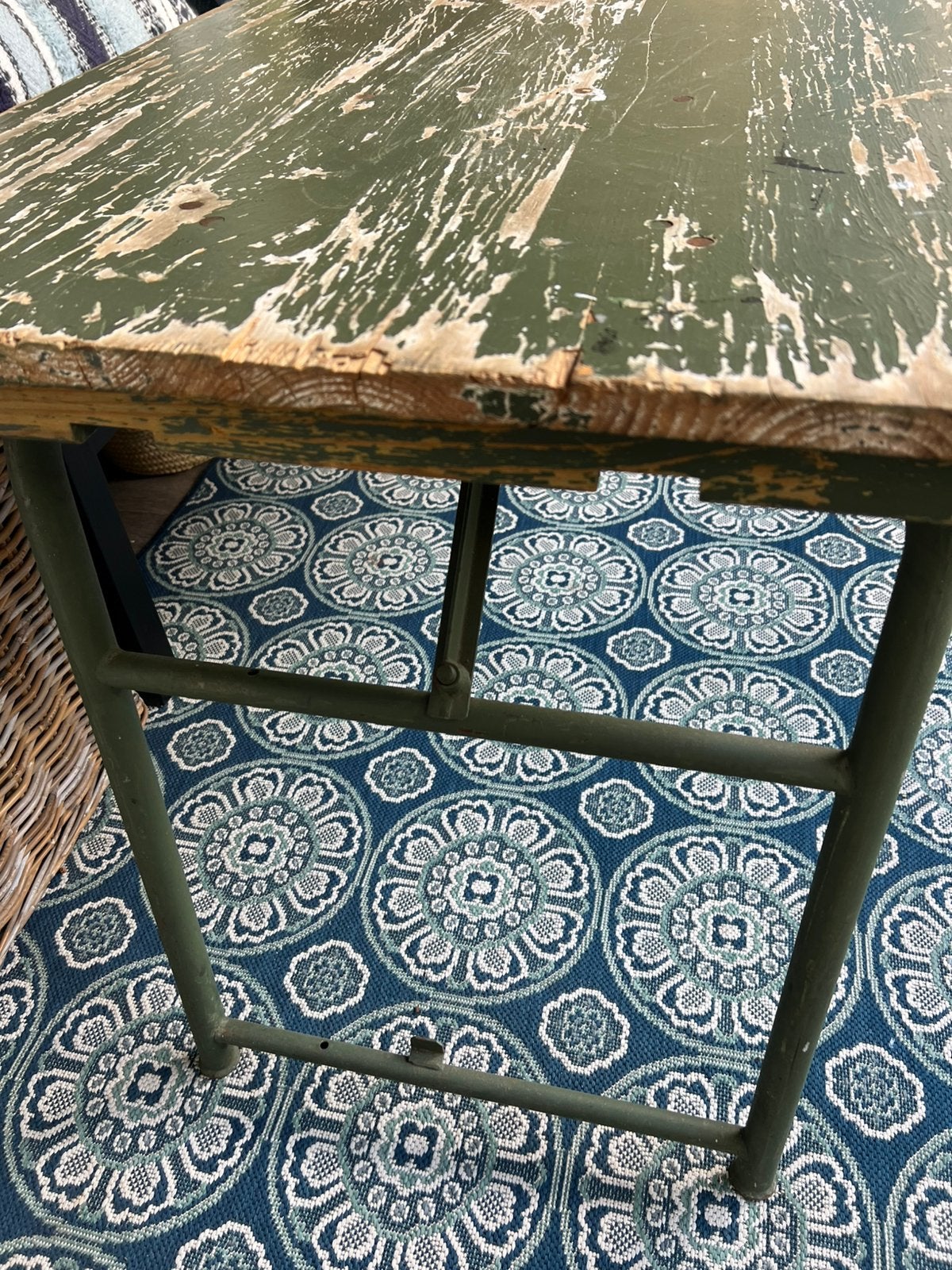 Legertafel met metalen onderstel, Gebruikt, Tot twee personen, 50 tot 100 cm, 150 tot 200 cm