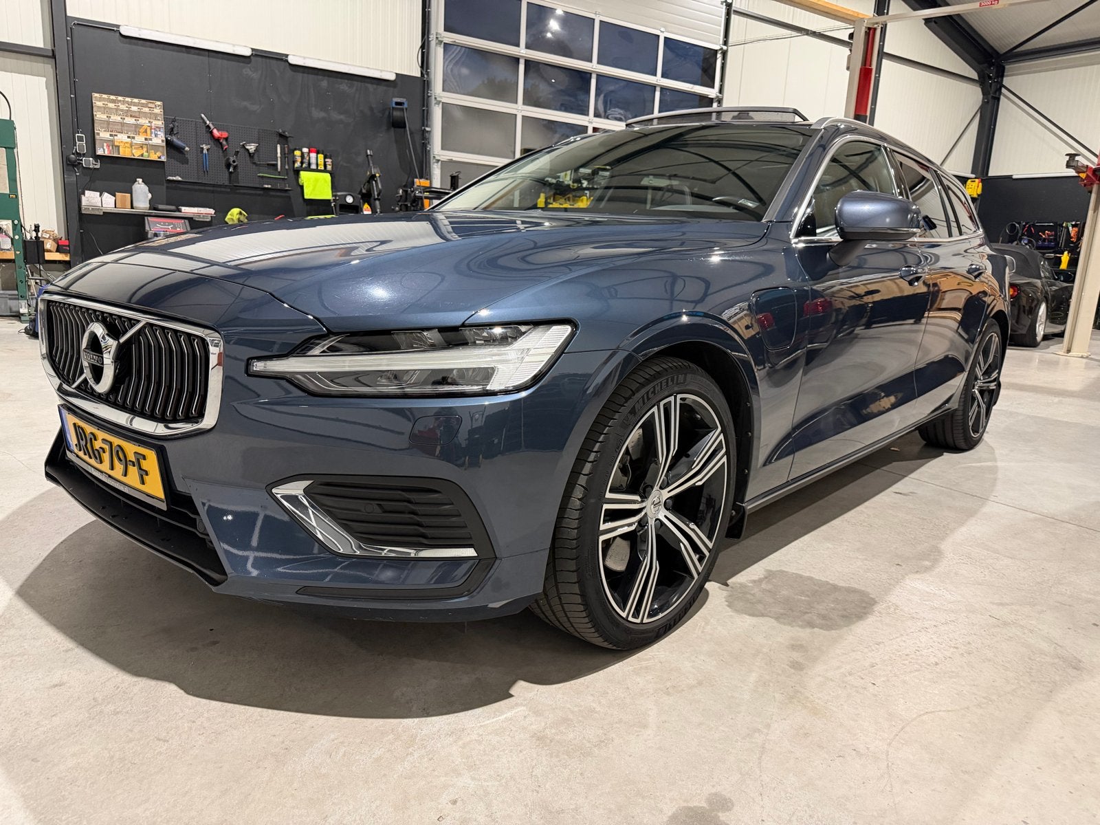 Volvo V60 T8 Twin Engine 455 pk AWD Aut 2022 Blauw pano harm, Automaat, Dealer onderhouden, 4 cilinders, Blauw