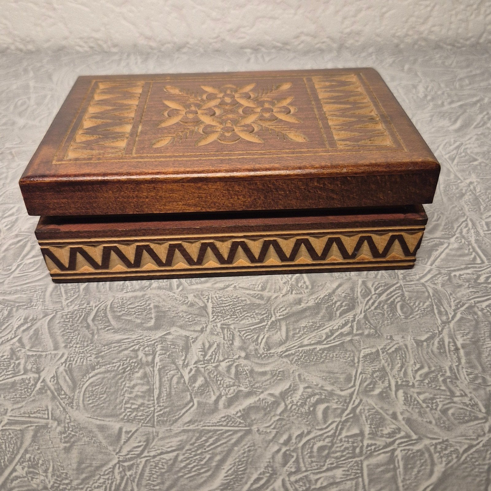 Houten doosje met houtsnijwerk - Belle-Vassel Hoensbroek, Ophalen of Verzenden
