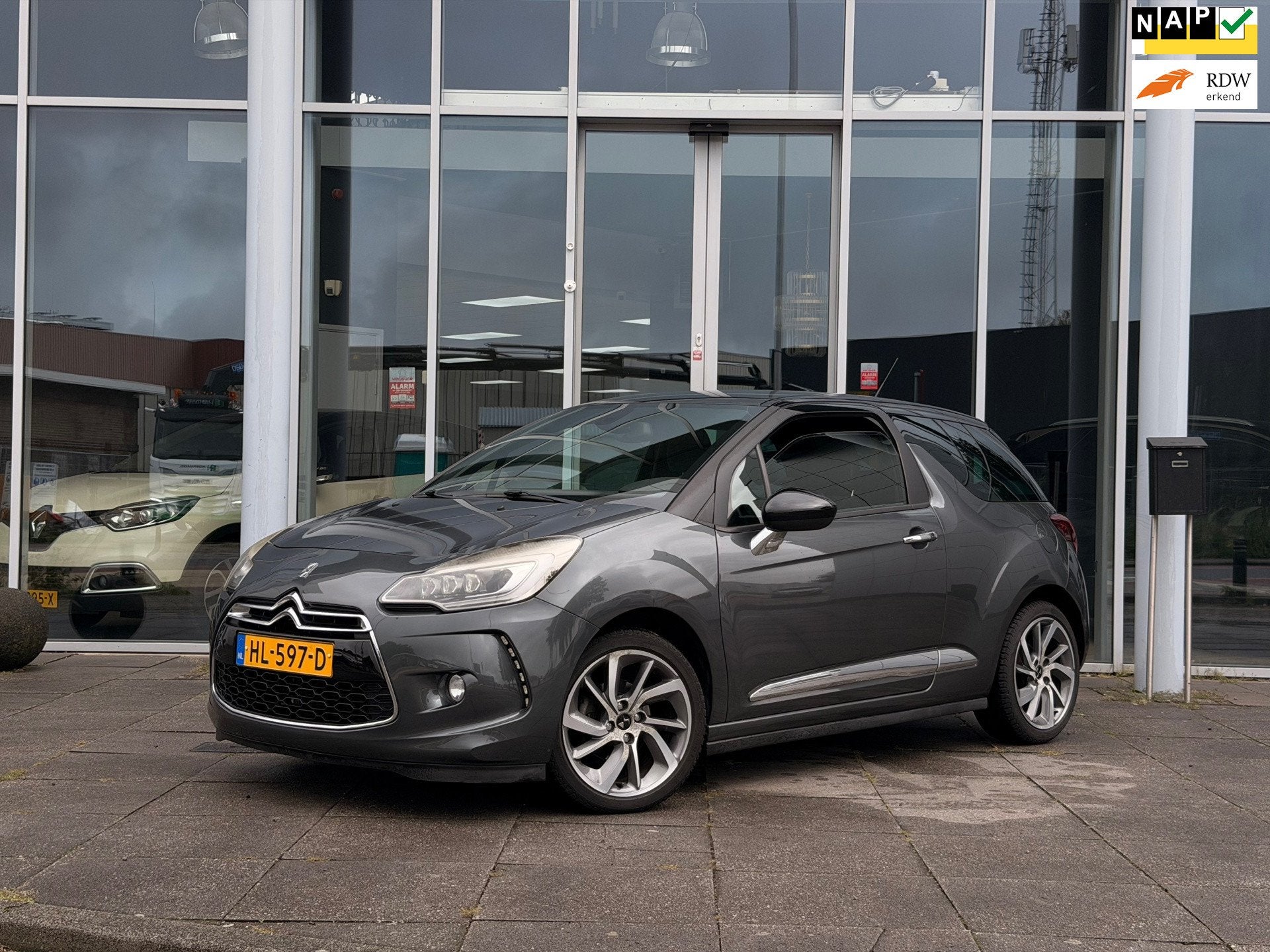 DS 3 1.2 PureTech So Chic|Eerste eigenaar|Navi|Pdc|Xenon, Auto's, Voorwielaandrijving, Dealer onderhouden, Bluetooth, Met garantie (alle)