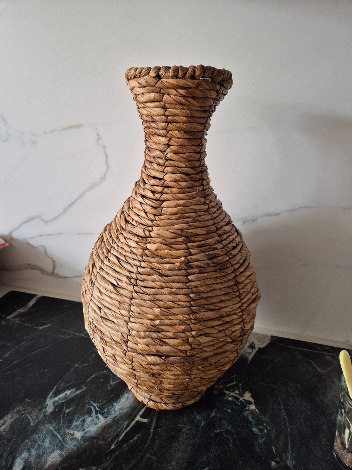 Geweven rieten vaas 47 cm hoog woondecoratie, Huis en Inrichting, Woonaccessoires | Vazen, Ophalen