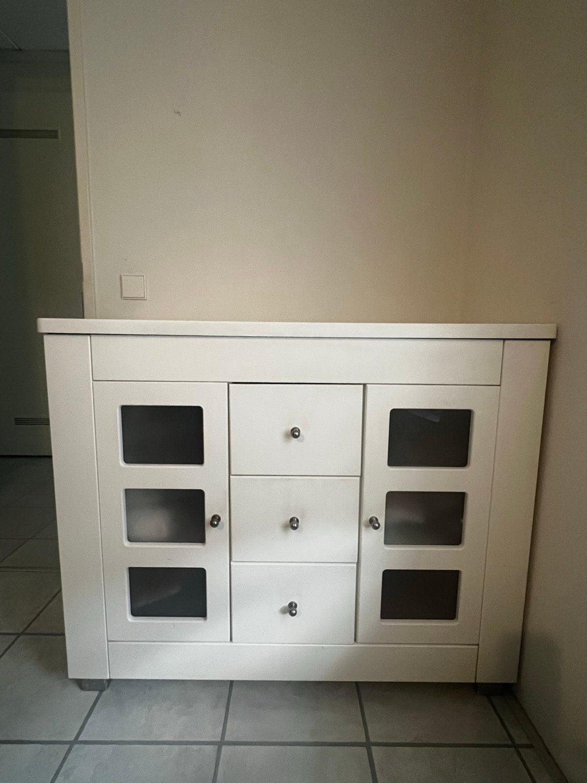 Foto 2 van Witte ladekast/dressoir met glazen deuren