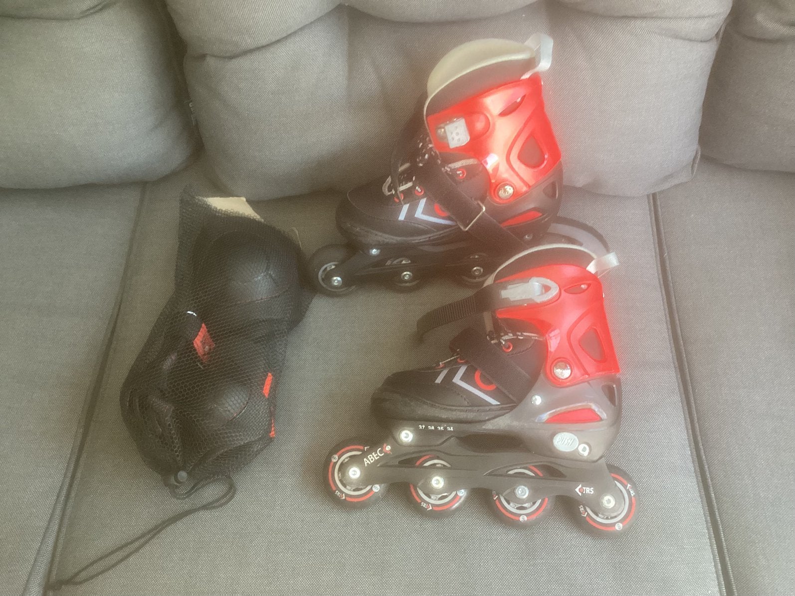 Rollerskates verstelbaar 34/37 met beschermers voor € 10,00, Sport en Fitness, Ophalen, Verstelbaar, Zo goed als nieuw