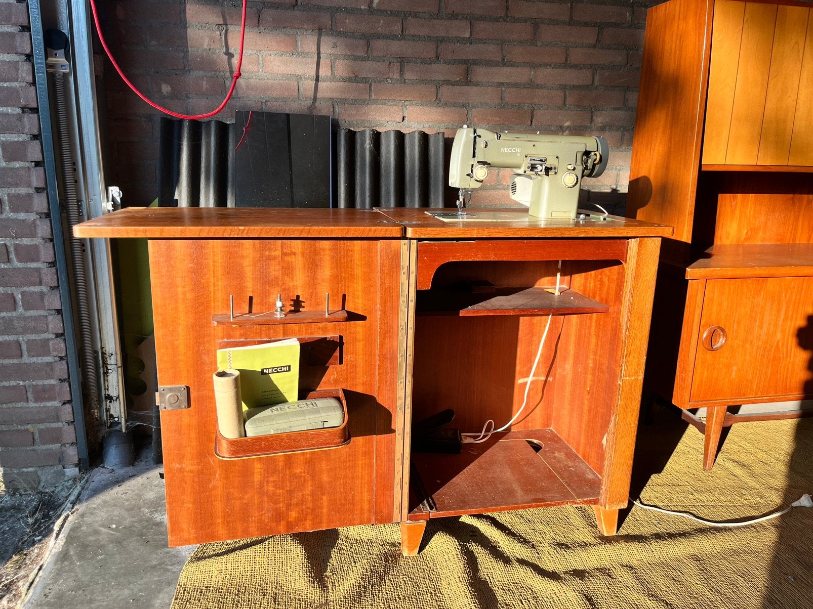 Naaimachine in kastje, Ophalen