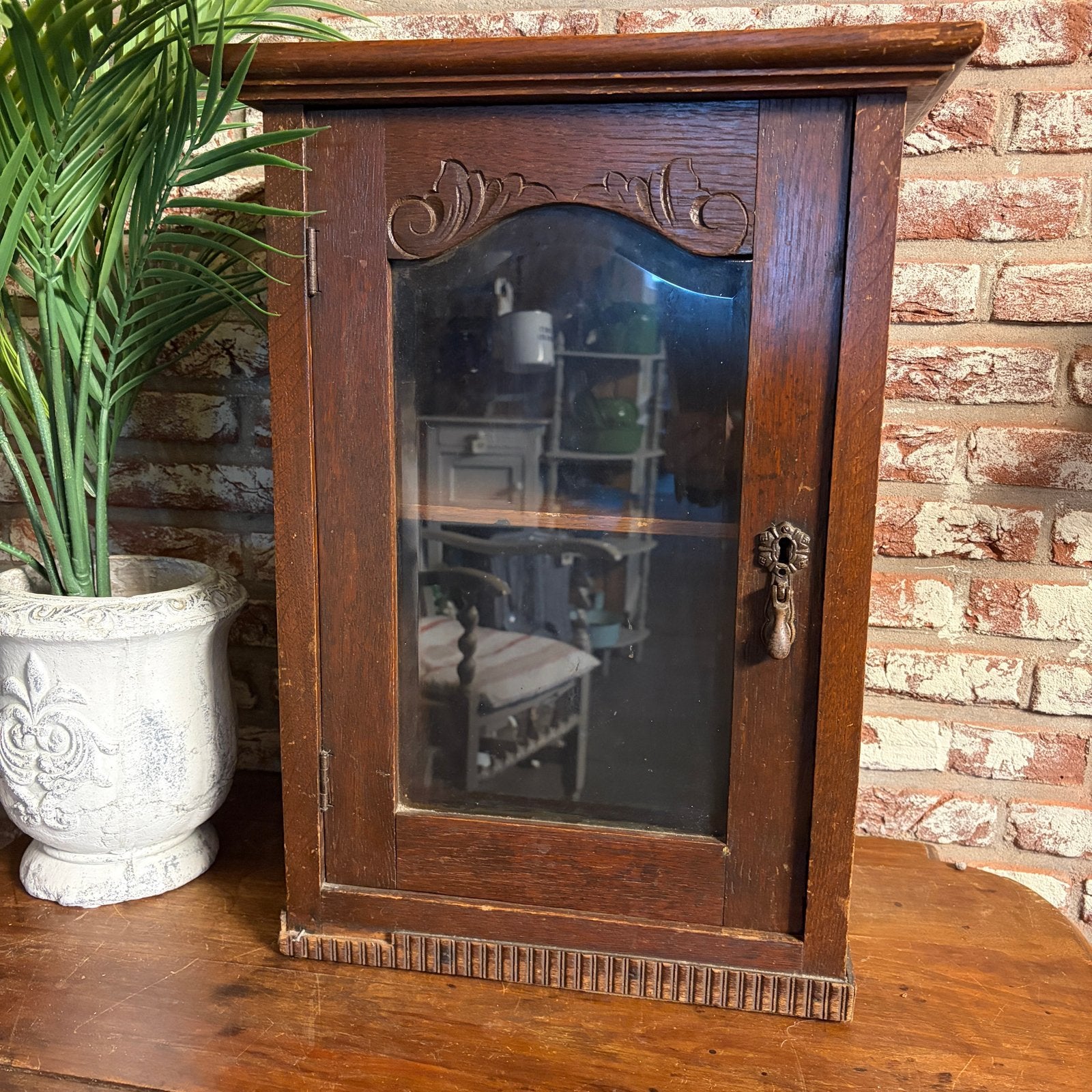 Brocante kastje / wandkastje met glazen deurtje / vitrine, Antiek en Kunst, Curiosa en Brocante, Ophalen
