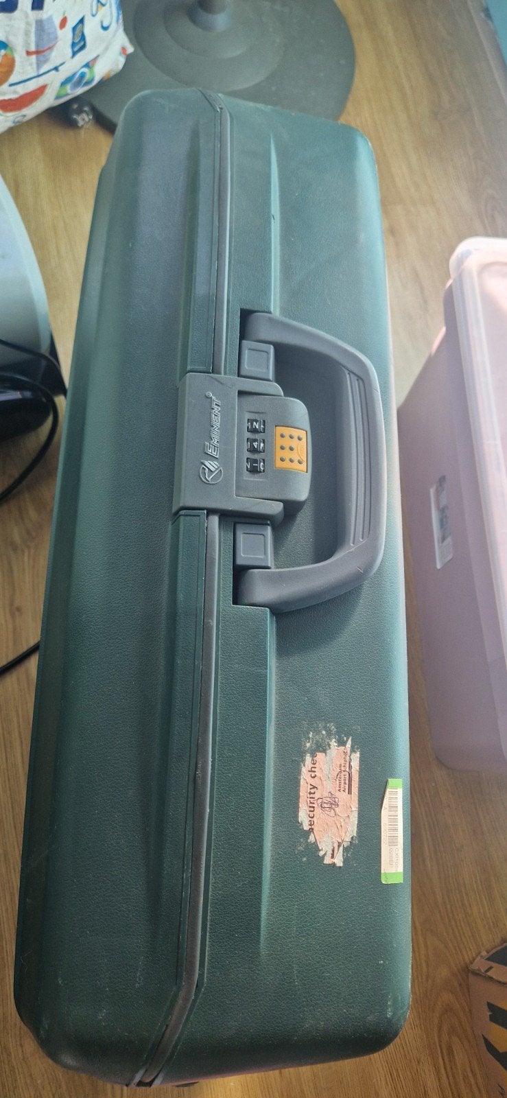 Degelijke koffer met cijferslot en wieltjes, Gebruikt, Hard kunststof, Slot, 35 tot 45 cm
