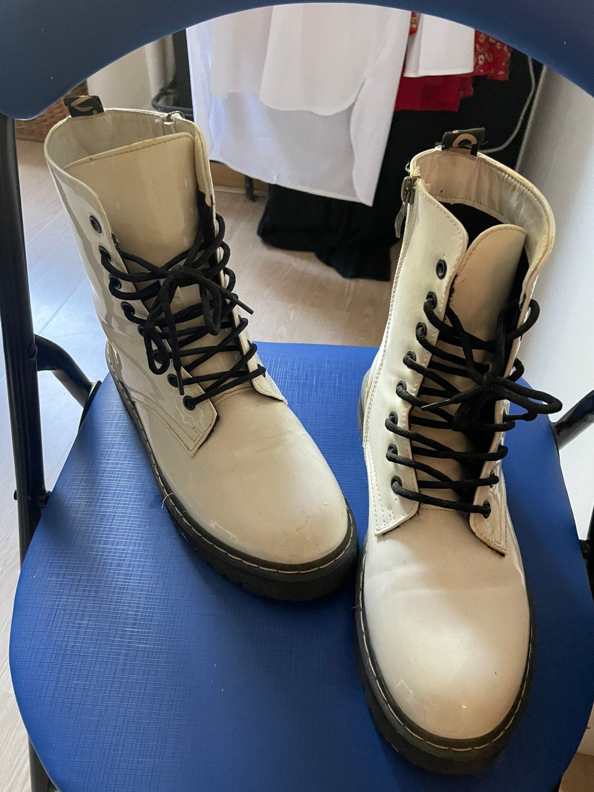 Witte laklaarsen, Kleding | Dames, Schoenen, Ophalen of Verzenden, Zo goed als nieuw, Wit