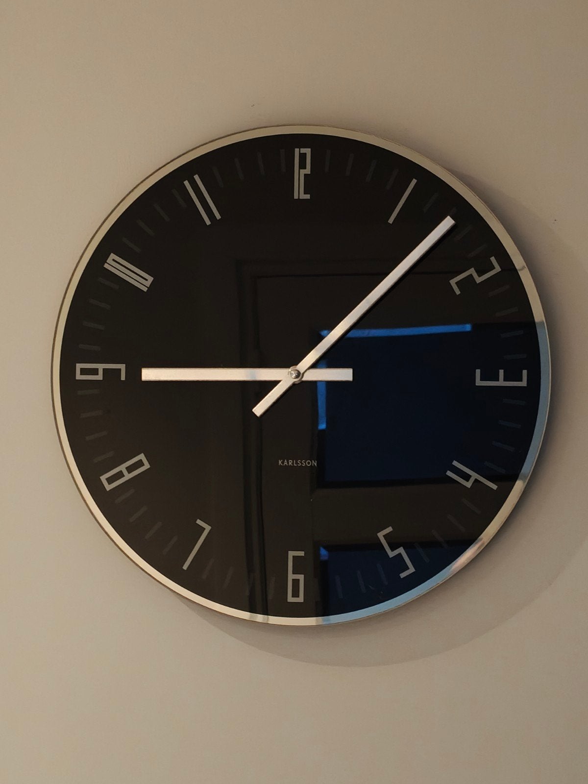 Karlsson Klok - Moderne Wandklok Zwart/Zilver, Wandklok, Analoog, Ophalen of Verzenden, Zo goed als nieuw