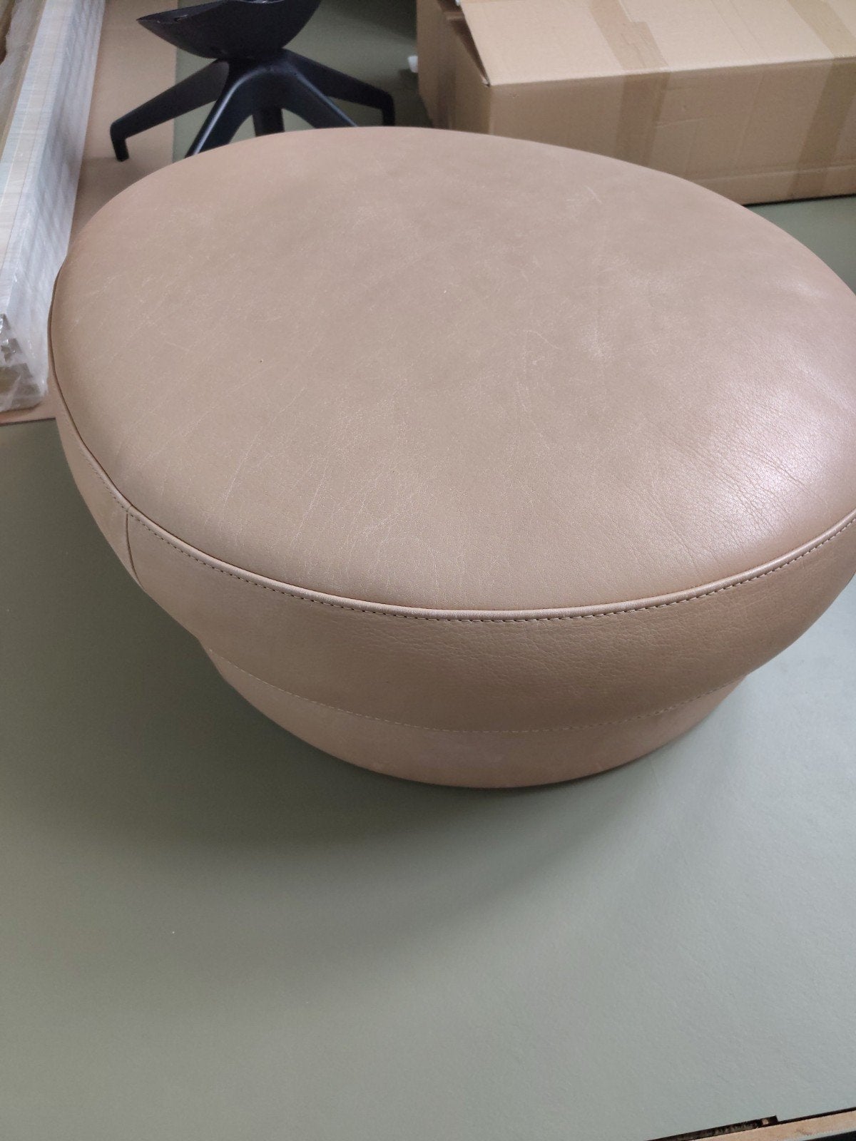 Leolux organische vorm leren poef / voetenbank / hocker, Huis en Inrichting, 50 tot 75 cm, Leer, Ophalen of Verzenden, Rechthoekig