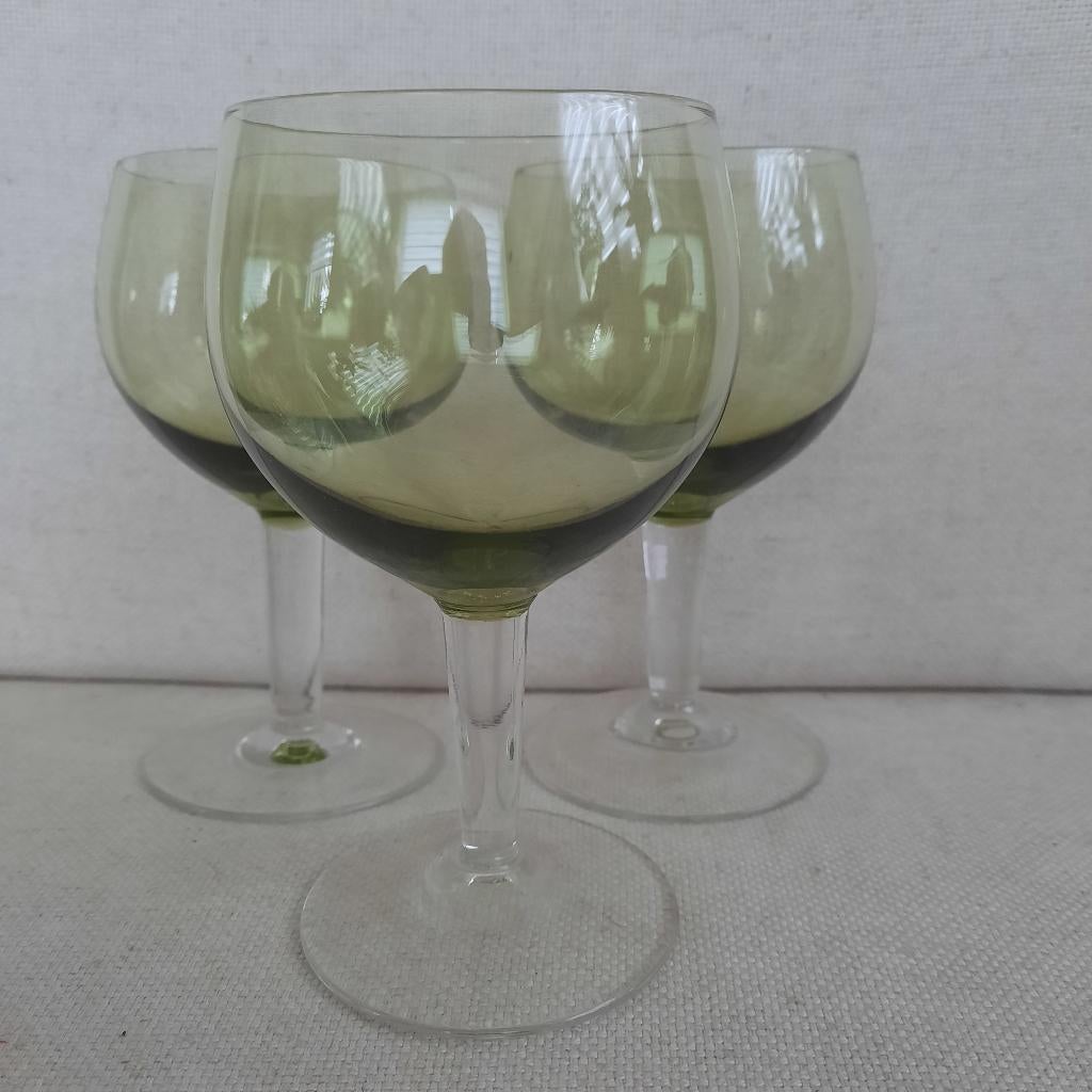 Wijnglazen glas groen op voet - 3 stuks -, Verzamelen, Glas en Borrelglaasjes, Ophalen of Verzenden, Zo goed als nieuw, Overige typen