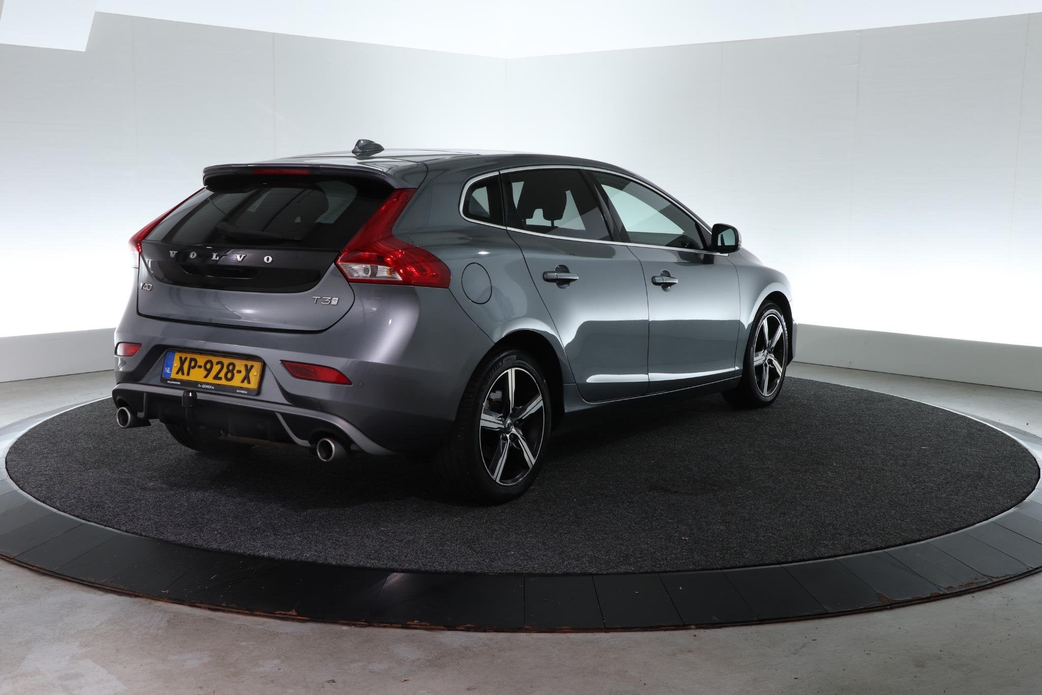 Volvo V40 1.5 T3 Polar+ Sport R-Design | TREKHAAK | PANO-DAK, 4 cilinders, 700 kg, 152 pk, 1500 kg