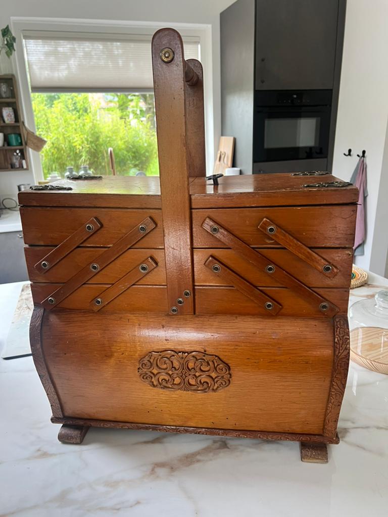 Klassieke naaidoos mooi houtsnijwerk., Ophalen