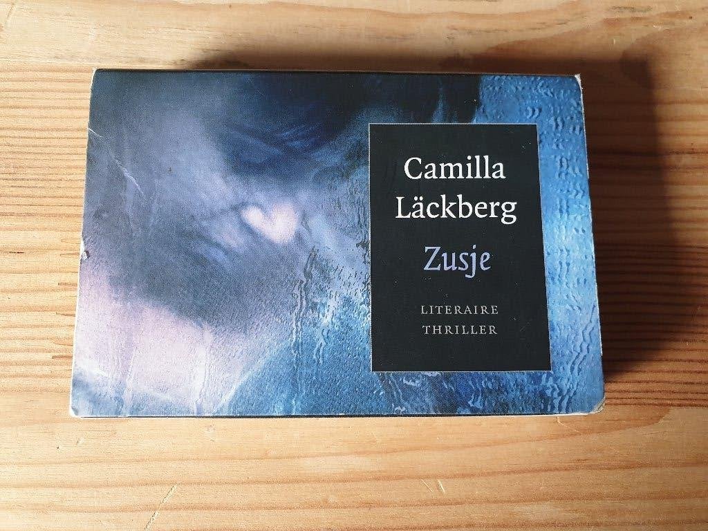 Boekje Dwarsligger nr 212 - Camilla Lackberg - Zusje, Boeken, Ophalen of Verzenden, Gelezen
