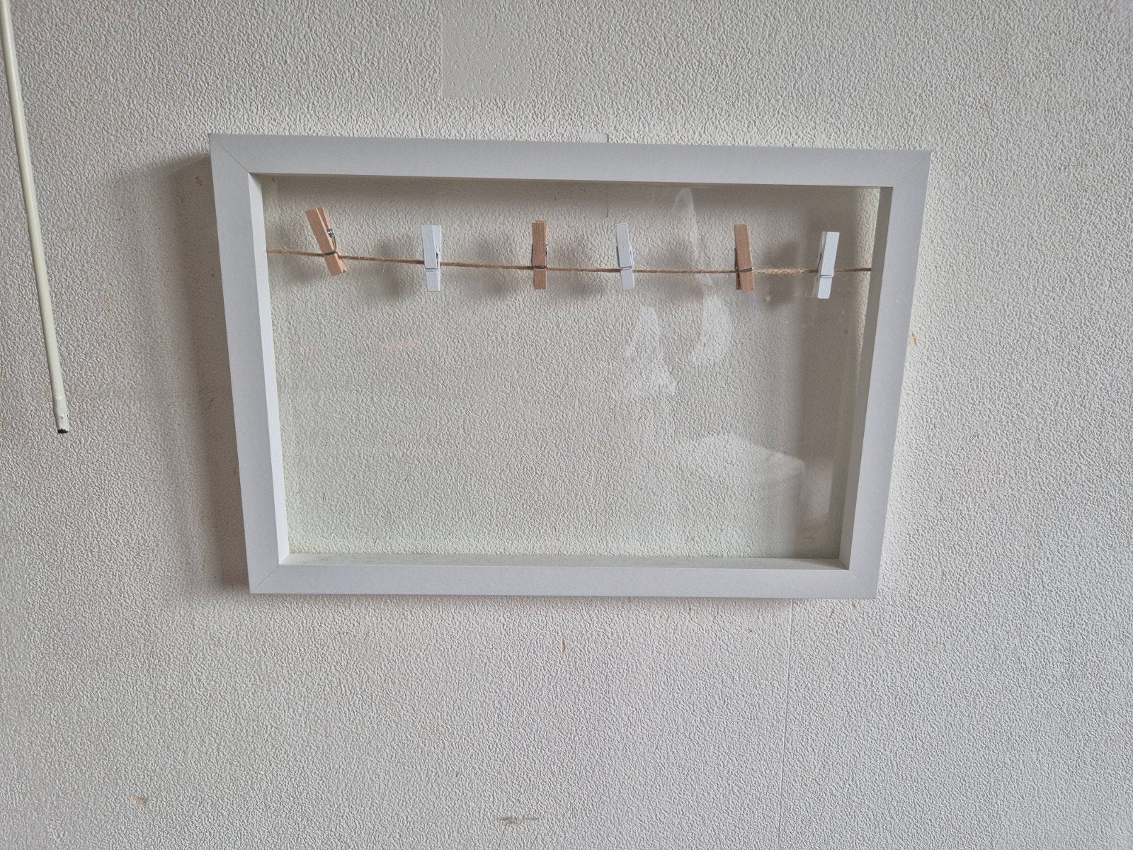 Witte fotolijst met wasknijpers voor foto's, Ophalen, Gebruikt, Hangend, Fotolijst