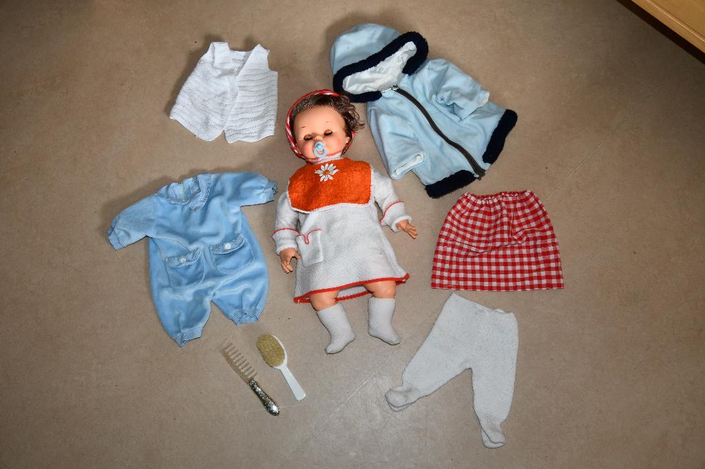 Babypop 50 cm. met uitzet, Ophalen of Verzenden, Gebruikt, Babypop