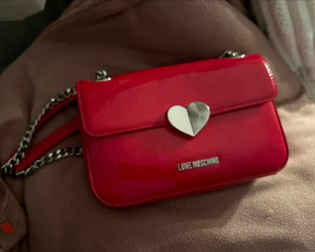 Love Moschino Rode Lakleren Schoudertas met Hartsluiting, Ophalen, Zo goed als nieuw, Rood, Schoudertasje