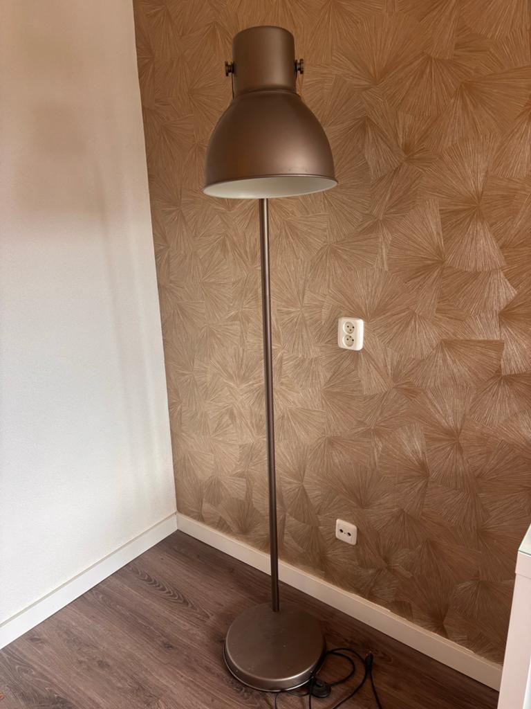 Moderne bronzen vloerlamp met grote kap, Ophalen, Zo goed als nieuw, Metaal, 150 tot 200 cm